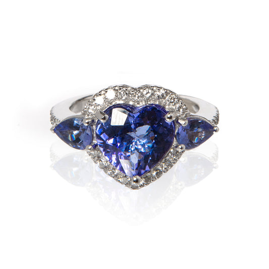 Anello tanzanite e diamanti, anello cuore con tanzanite, gioielli di lusso in oro bianco, anello artigianale con pietre preziose, alta gioielleria italiana, Collezione Conte Creative gioielli esclusivi.