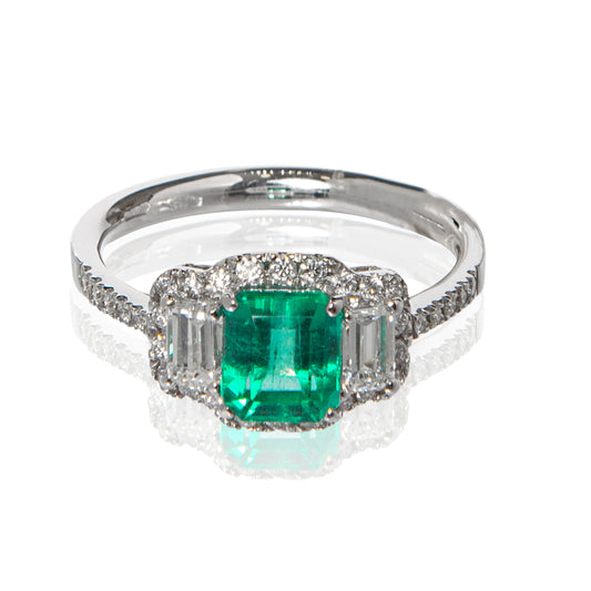 Anello smeraldo e diamanti rettangolari, anello oro bianco 18 kt con smeraldo, gioielli di lusso su misura, alta gioielleria italiana, anello artigianale con pietre preziose.