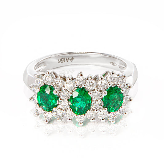 Anello trilogi smeraldi e diamanti, anello in oro bianco 18 kt con smeraldi Zambia, gioielli di lusso artigianali, alta gioielleria italiana, Collezione Giuseppe Conte gioielli esclusivi, anello trilogia con pietre preziose.