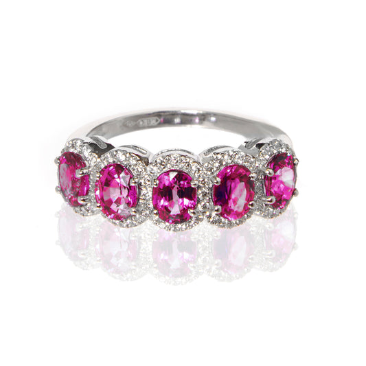 Anello veretta con rubini naturali e diamanti, anello in oro bianco 18 kt, gioielli di lusso artigianali, alta gioielleria italiana, anello esclusivo Collezione Conte Creative, anello con rubini e diamanti laterali.