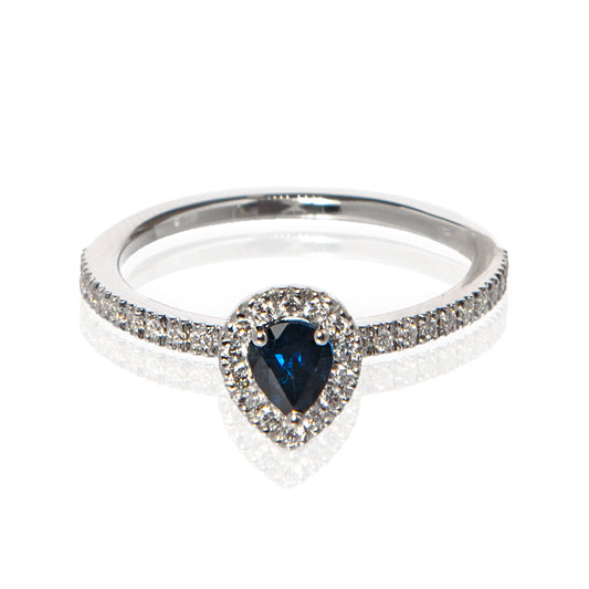 Anello zaffiro blu taglio goccia e diamanti, anello in oro bianco con zaffiro naturale, alta gioielleria italiana, gioielli di lusso artigianali, anello esclusivo Collezione Conte Creative, Raffaele Conte gioielli di lusso.