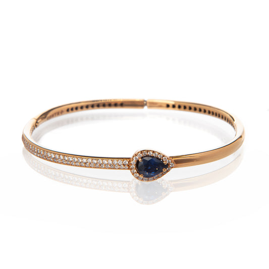 Bracciale rigido oro rosa con zaffiro blu, gioielli di lusso artigianali, bracciale con diamanti F color VS, alta gioielleria italiana, Collezione Conte Creative gioielli esclusivi, zaffiro blu taglio goccia e diamanti.