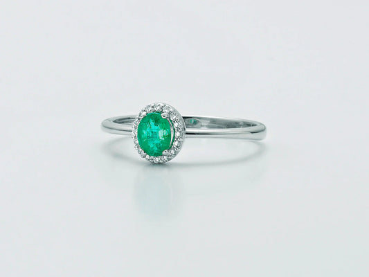 Miluna | Anello con Smeraldo Ovale e Contorno di Diamanti in Oro Bianco
