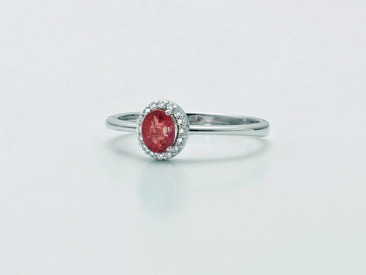 Miluna | Anello con Rubino Ovale e Contorno di Diamanti in Oro Bianco