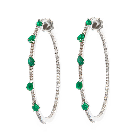 Orecchini a cerchio maxi con smeraldi e diamanti, gioielli di lusso artigianali, orecchini oro bianco 18 kt con smeraldi naturali, alta gioielleria italiana, Collezione Conte Creative gioielli esclusivi, orecchini eleganti con diamanti F color VS.