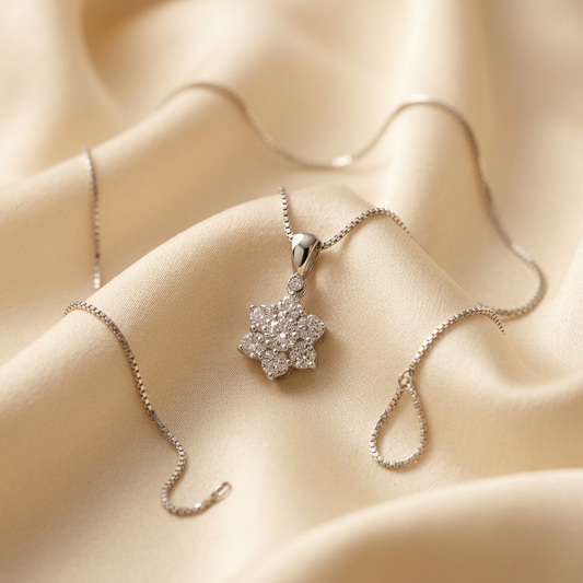 Collana in Oro Bianco 18 kt con Pendente a Fiore e Diamanti