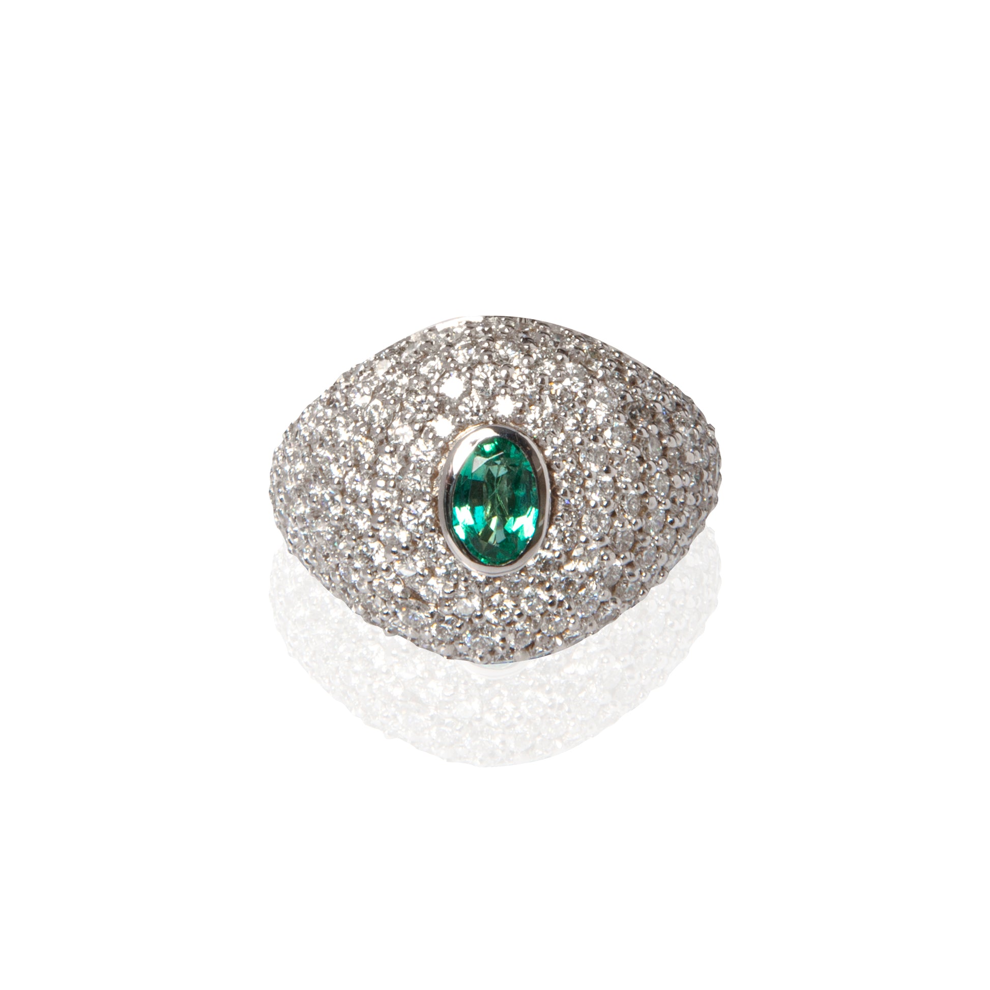 Anello chevalier diamanti e smeraldo, anello in oro bianco 18 kt con smeraldo, alta gioielleria italiana, gioielli di lusso artigianali, anello esclusivo Collezione Conte Creative, Raffaele Conte gioielli di design.