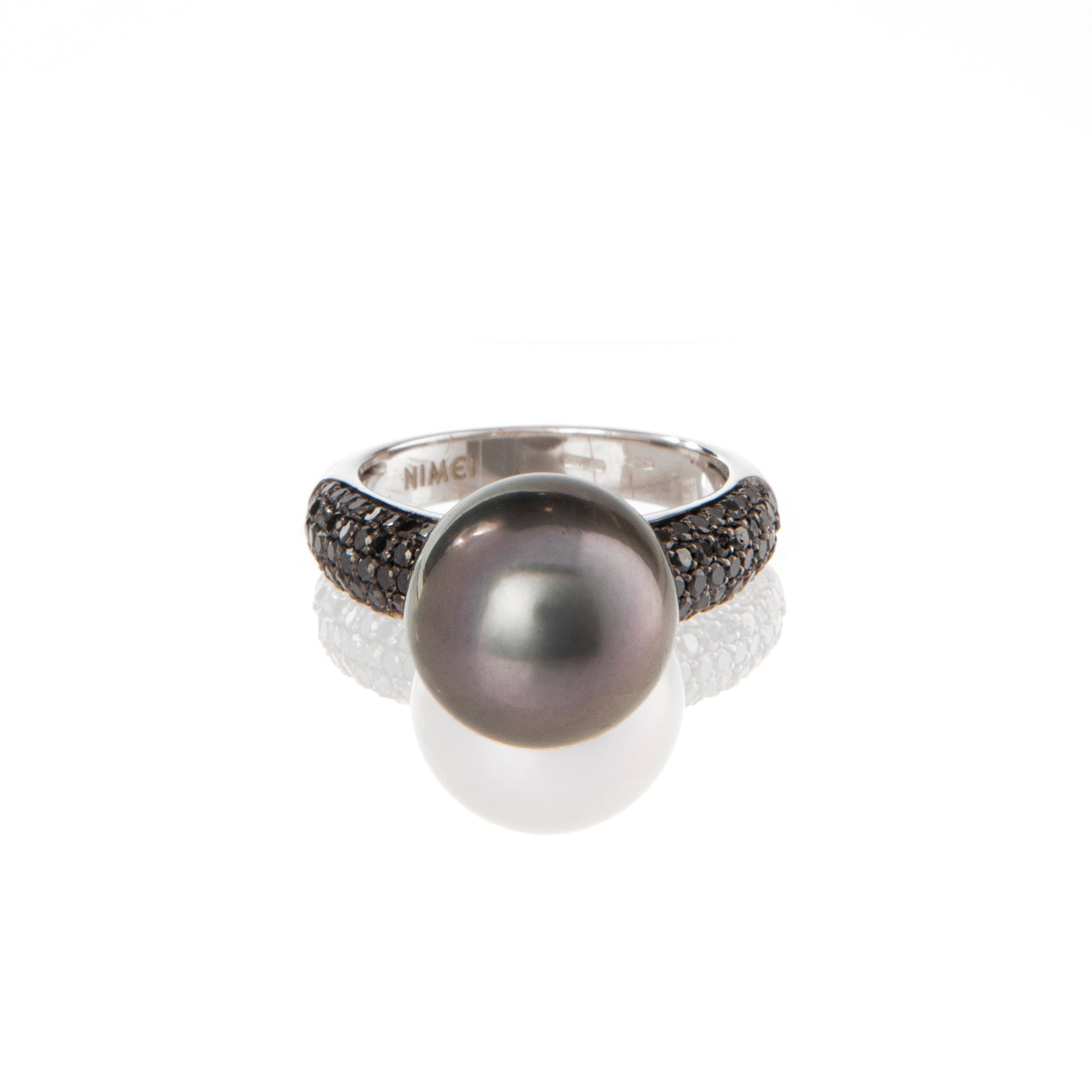 Anello firmato Nimei perla Tahiti e diamanti neri, anello di lusso con perla scura, gioielli di alta gioielleria Nimei, anello in oro con diamanti neri, gioielli esclusivi con perla Tahiti, anello artigianale Nimei.