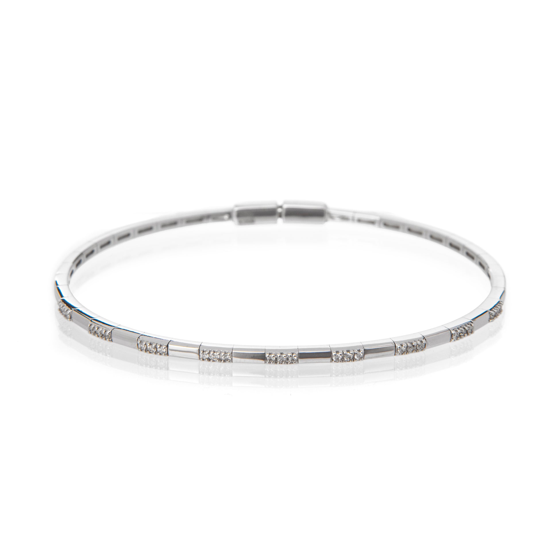 Bracciale rigido oro bianco con diamanti, bracciale con chiusura a calamita, gioielli di lusso artigianali, alta gioielleria italiana, Collezione Conte Creative gioielli esclusivi, bracciale elegante con diamanti F color VS.