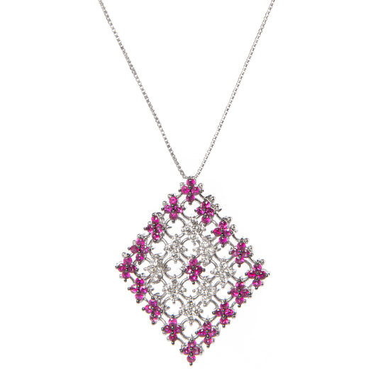 Collana rombo oro bianco con rubini e diamanti, collana in oro bianco 18 kt, gioielli di lusso artigianali, alta gioielleria italiana, Collezione Conte Creative gioielli esclusivi, collana elegante con rubini naturali e diamanti.