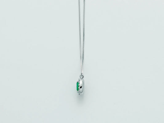 Miluna | Collana con Smeraldo Ovale e Contorno di Diamanti in Oro Bianco