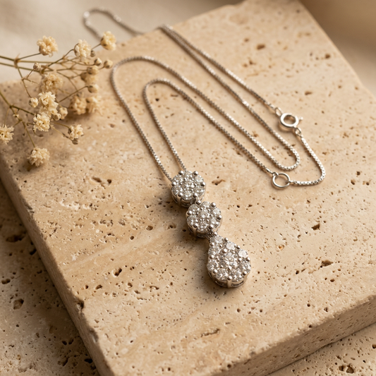 Collana in Oro Bianco 18 kt con Pendente a Goccia e Diamanti
