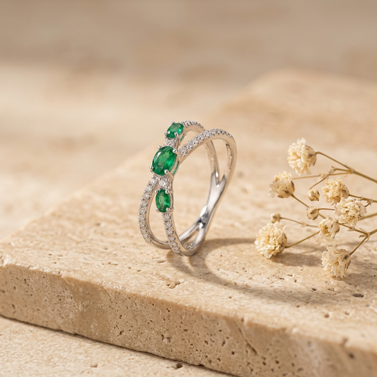 Anello a Incrocio in Oro Bianco 18 kt con Smeraldi e Diamanti