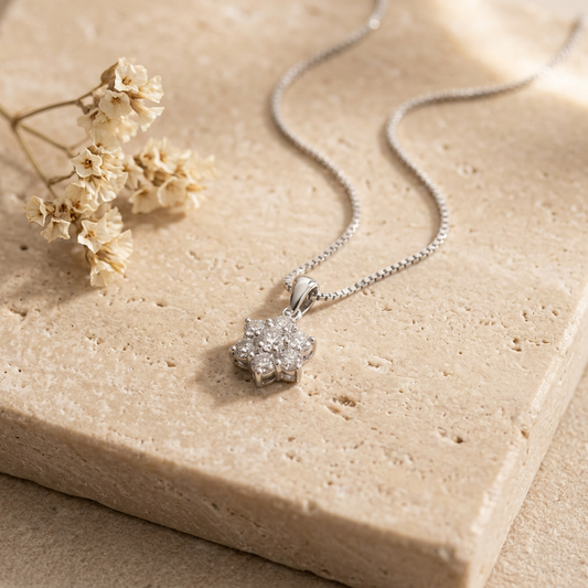 Collana in Oro Bianco 18 kt con Pendente a Fiore e Diamanti