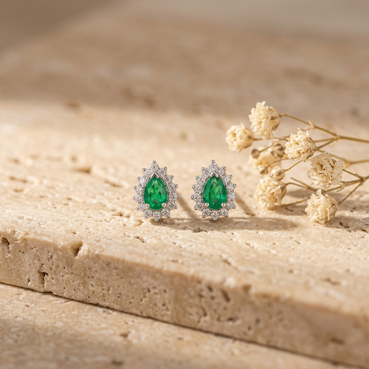 Orecchini in Oro Bianco 18 kt con Smeraldi a Goccia e Diamanti