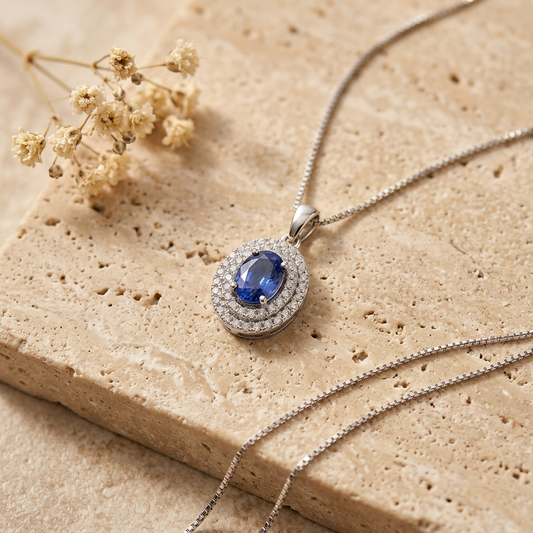 Collana in Oro Bianco 18 kt con Zaffiro Ovale e Diamanti