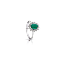 Carica l&#39;immagine nel visualizzatore di Gallery, Anello con smeraldo centrale ovale e contorno di diamanti una griffe - Gioielleria Conte
